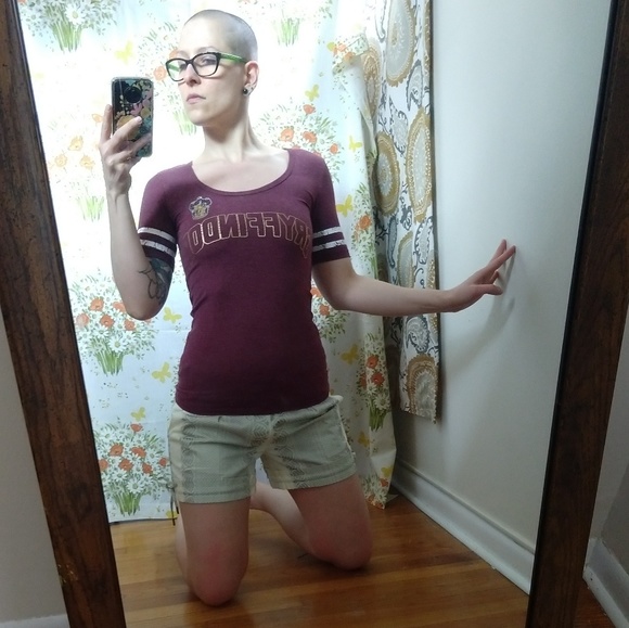 Harry Potter Gryffindor Quidditch Golden 07 Tee - Picture 4 of 4